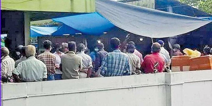 സൗജന്യ അരിവിതരണം ; ലോക്ക്ഡൗണും കോവിഡ് മാനദണ്ഡങ്ങളും മറന്ന് ജനക്കൂട്ടം – സംഘാടകനെതിരെ നടപടി സൗജന്യ അരിവിതരണം ; ലോക്ക്ഡൗണും കോവിഡ് മാനദണ്ഡങ്ങളും മറന്ന് ജനക്കൂട്ടം – സംഘാടകനെതിരെ നടപടി