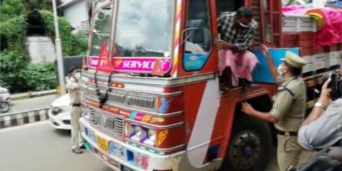 ലോറി ഡ്രൈവറെ പോലീസ് മർദിച്ചു : നടപടിയില്ലെങ്കിൽ സമരത്തിലേക്കെന്ന് ലോറി ഉടമകളും തൊഴിലാളികളും ലോറി ഡ്രൈവറെ പോലീസ് മർദിച്ചു : നടപടിയില്ലെങ്കിൽ സമരത്തിലേക്കെന്ന് ലോറി ഉടമകളും തൊഴിലാളികളും