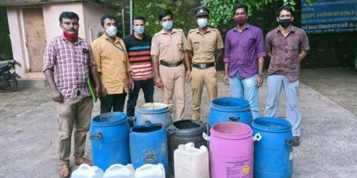 കോഴിക്കോട് എക്സൈസ് റെയ്ഡ് ; തോട്ടില് ഒളിപ്പിച്ച 500 ലിറ്റർ വാഷ് നശിപ്പിച്ചു കോഴിക്കോട് എക്സൈസ് റെയ്ഡ് ; തോട്ടില് ഒളിപ്പിച്ച 500 ലിറ്റർ വാഷ് നശിപ്പിച്ചു