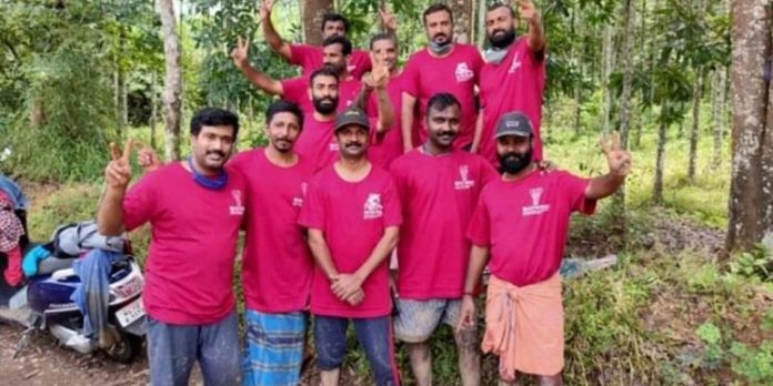 ഒന്നരയേക്കറില് വിളവെടുത്ത കപ്പ ആദിവാസികള്ക്കായി വിതരണം ചെയ്ത് യുവാക്കളുടെ കൂട്ടായ്മ ഒന്നരയേക്കറില് വിളവെടുത്ത കപ്പ ആദിവാസികള്ക്കായി വിതരണം ചെയ്ത് യുവാക്കളുടെ കൂട്ടായ്മ