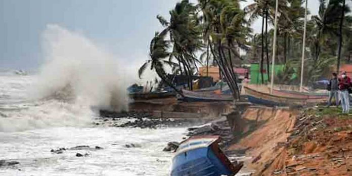 ടൗട്ടേ ചുഴലിക്കാറ്റ് അതിതീവ്ര ചുഴലിയായി മറി ; ഗുജറാത്ത്, ദിയു തീരങ്ങളില് റെഡ് അലര്ട്ട് പ്രഖ്യാപിച്ചു ടൗട്ടേ ചുഴലിക്കാറ്റ് അതിതീവ്ര ചുഴലിയായി മറി ; ഗുജറാത്ത്, ദിയു തീരങ്ങളില് റെഡ് അലര്ട്ട് പ്രഖ്യാപിച്ചു
