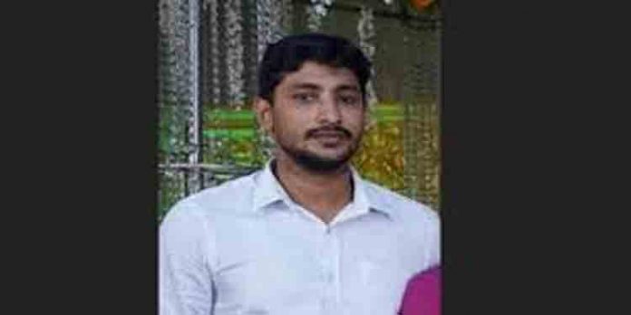 കനറാ ബാങ്ക് തട്ടിപ്പ് കേസിലെ പ്രതി വിജീഷ് വര്ഗീസിനെ പത്തനംതിട്ടയില് കൊണ്ടുവന്നു കനറാ ബാങ്ക് തട്ടിപ്പ് കേസിലെ പ്രതി വിജീഷ് വര്ഗീസിനെ പത്തനംതിട്ടയില് കൊണ്ടുവന്നു