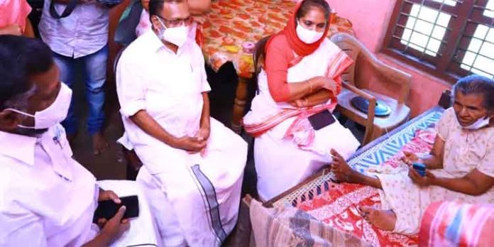മര്ദനമേറ്റ വയോധികയെ വനിതാ കമ്മീഷന് ഇടപെട്ട് മകളുടെ വീട്ടിലേക്ക് മാറ്റി മര്ദനമേറ്റ വയോധികയെ വനിതാ കമ്മീഷന് ഇടപെട്ട് മകളുടെ വീട്ടിലേക്ക് മാറ്റി