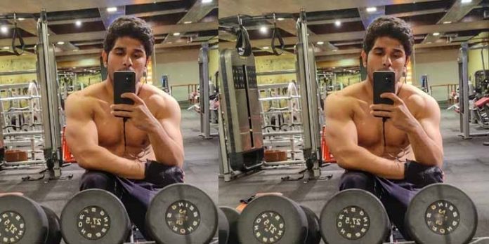 സിക്സ് പാക്ക് ബോഡി പ്രദര്ശിപ്പിച്ച് അല്ലു സിരിഷ് സിക്സ് പാക്ക് ബോഡി പ്രദര്ശിപ്പിച്ച് അല്ലു സിരിഷ്