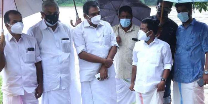 കുരുമ്പന്മൂഴിയിലെ ജനങ്ങളെ കാണാന് എം.പിയും എം.എല്.എയും നേരിട്ടെത്തി കുരുമ്പന്മൂഴിയിലെ ജനങ്ങളെ കാണാന് എം.പിയും എം.എല്.എയും നേരിട്ടെത്തി