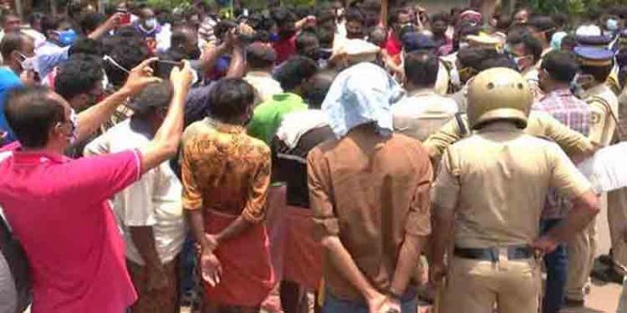 നാട്ടുകാരെ പോലീസ് അകാരണമായി കസ്റ്റഡിയിലെടുത്തു ; ലോക്ക്ഡൗണ് ലംഘിച്ച് ജനക്കൂട്ടം പോലീസിനെ തടഞ്ഞുവെച്ചു നാട്ടുകാരെ പോലീസ് അകാരണമായി കസ്റ്റഡിയിലെടുത്തു ; ലോക്ക്ഡൗണ് ലംഘിച്ച് ജനക്കൂട്ടം പോലീസിനെ തടഞ്ഞുവെച്ചു