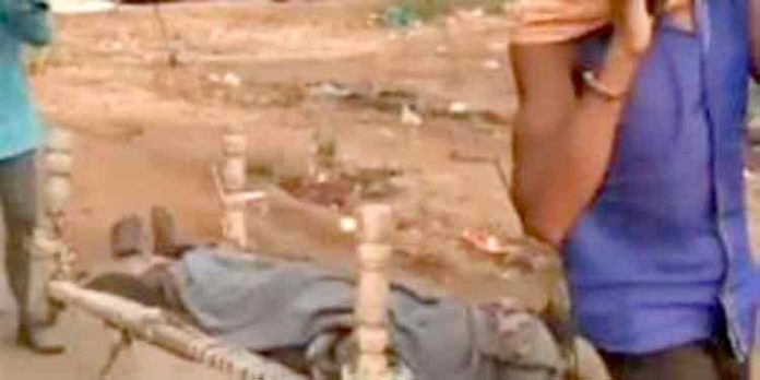 പണമില്ല – പോലീസ് കൈമലർത്തി ; മൃതദേഹം പോസ്റ്റ് മോർട്ടം ചെയ്യാൻ 35 കിലോമീറ്റർ മകളുടെ മൃതദേഹം ചുമന്ന് പിതാവ് പണമില്ല – പോലീസ് കൈമലർത്തി ; മൃതദേഹം പോസ്റ്റ് മോർട്ടം ചെയ്യാൻ 35 കിലോമീറ്റർ മകളുടെ മൃതദേഹം ചുമന്ന് പിതാവ്