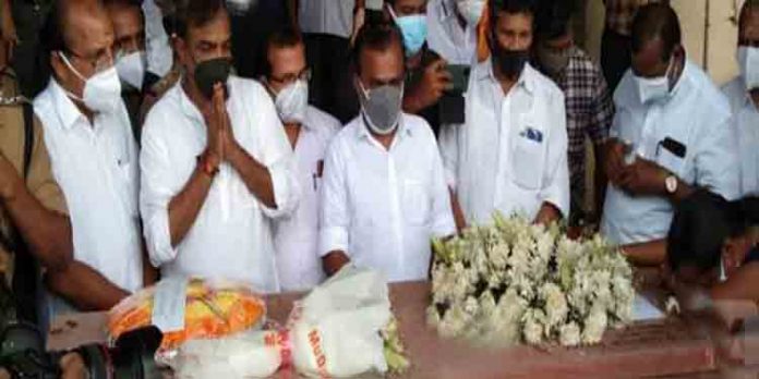 ഇസ്രയേലില് കൊല്ലപ്പെട്ട നഴ്സ് സൗമ്യ സന്തോഷിന്റെ മൃതദേഹം കൊച്ചിയിലെത്തിച്ചു ഇസ്രയേലില് കൊല്ലപ്പെട്ട നഴ്സ് സൗമ്യ സന്തോഷിന്റെ മൃതദേഹം കൊച്ചിയിലെത്തിച്ചു