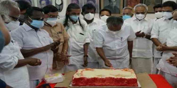 ലോക്ഡൗണ് ലംഘനത്തിന്റെ പേരില് മുഖ്യമന്ത്രി അടക്കമുള്ളവര്ക്കെതിരെ കേസെടുക്കണം ; ഡിജിപിക്ക് പരാതി ലോക്ഡൗണ് ലംഘനത്തിന്റെ പേരില് മുഖ്യമന്ത്രി അടക്കമുള്ളവര്ക്കെതിരെ കേസെടുക്കണം ; ഡിജിപിക്ക് പരാതി