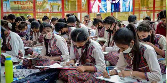 സിബിഎസ്ഇ പന്ത്രണ്ടാം ക്ലാസ് പരീക്ഷ നടത്തിപ്പില് തീരുമാനം നാളെ സിബിഎസ്ഇ പന്ത്രണ്ടാം ക്ലാസ് പരീക്ഷ നടത്തിപ്പില് തീരുമാനം നാളെ