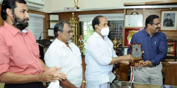 പത്തനംതിട്ട കാതോലിക്കറ്റ് കോളജ് പ്രിൻസിപ്പൽ ഡോ. മാത്യു.പി. ജോസഫിന് യാത്രയയപ്പ് നല്കി പത്തനംതിട്ട കാതോലിക്കറ്റ് കോളജ് പ്രിൻസിപ്പൽ ഡോ. മാത്യു.പി. ജോസഫിന് യാത്രയയപ്പ് നല്കി