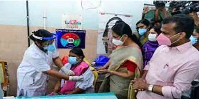 രാജ്യത്ത് കോവിഡ് രോഗികളുടെ എണ്ണത്തില് കുറവ് ; കഴിഞ്ഞ ഇരുപത്തിനാലു മണിക്കൂറിനിടെ രോഗികളായത് 3,29,942 പേര് രാജ്യത്ത് കോവിഡ് രോഗികളുടെ എണ്ണത്തില് കുറവ് ; കഴിഞ്ഞ ഇരുപത്തിനാലു മണിക്കൂറിനിടെ രോഗികളായത് 3,29,942 പേര്