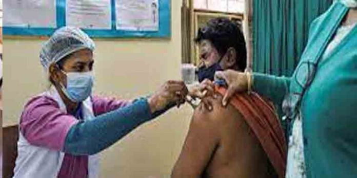 ആദ്യ കുത്തിവെയ്പിനു ശേഷം കോവിഡ് ബാധിച്ചവര്ക്ക് രണ്ടാം ഡോസ് വാക്സിന് എപ്പോള്? ആരോഗ്യ മന്ത്രാലയം ആദ്യ കുത്തിവെയ്പിനു ശേഷം കോവിഡ് ബാധിച്ചവര്ക്ക് രണ്ടാം ഡോസ് വാക്സിന് എപ്പോള്? ആരോഗ്യ മന്ത്രാലയം