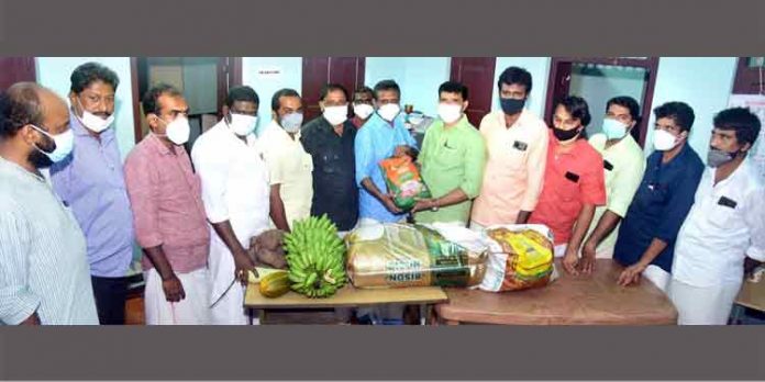 പത്തനംതിട്ട നഗരസഭയുടെ സാമൂഹിക അടുക്കളയിലേക്ക് ഭക്ഷ്യ ധാന്യങ്ങളും പച്ചക്കറികളും നല്കി സി.പി.ഐ പത്തനംതിട്ട നഗരസഭയുടെ സാമൂഹിക അടുക്കളയിലേക്ക് ഭക്ഷ്യ ധാന്യങ്ങളും പച്ചക്കറികളും നല്കി സി.പി.ഐ
