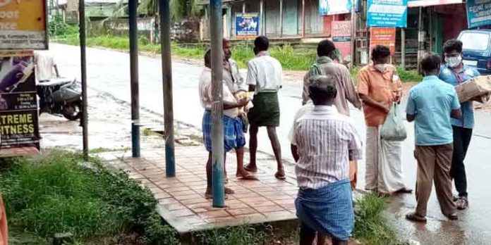 സി.പി.എം കുമ്പഴ ലോക്കല് കമ്മിറ്റിയുടെ നേത്രുത്വത്തില് ഭക്ഷണ വിതരണം നടത്തി സി.പി.എം കുമ്പഴ ലോക്കല് കമ്മിറ്റിയുടെ നേത്രുത്വത്തില് ഭക്ഷണ വിതരണം നടത്തി