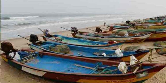 മത്സ്യബന്ധന തുറമുഖങ്ങള് അടച്ചതോടെ പ്രതിസന്ധിയിലായി തീരദേശ മേഖല ; മത്സ്യത്തിനും ക്ഷാമം മത്സ്യബന്ധന തുറമുഖങ്ങള് അടച്ചതോടെ പ്രതിസന്ധിയിലായി തീരദേശ മേഖല ; മത്സ്യത്തിനും ക്ഷാമം
