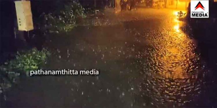 അച്ചന്കോവിലാറിലെയും പമ്പയിലെയും ജലനിരപ്പ് താഴാതെ നില്ക്കുന്നു ; ആശങ്കയോടെ തീരവാസികളും വ്യാപാരികളും അച്ചന്കോവിലാറിലെയും പമ്പയിലെയും ജലനിരപ്പ് താഴാതെ നില്ക്കുന്നു ; ആശങ്കയോടെ തീരവാസികളും വ്യാപാരികളും