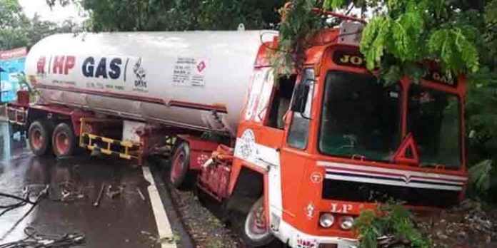 കണ്ണൂരില് പാചകവാതകവുമായി എത്തിയ ടാങ്കര് അപകടത്തില്പ്പെട്ടു ; വാതക ചോര്ച്ചയില്ല കണ്ണൂരില് പാചകവാതകവുമായി എത്തിയ ടാങ്കര് അപകടത്തില്പ്പെട്ടു ; വാതക ചോര്ച്ചയില്ല