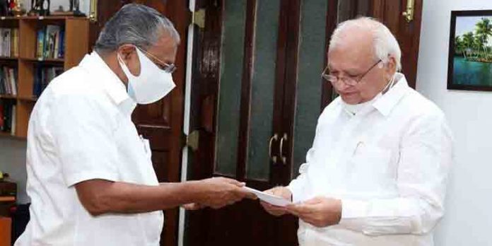 മന്ത്രിസഭാ രൂപീകരണത്തിന്റെ ഭാഗമായി മുഖ്യമന്ത്രി പിണറായി വിജയന് ഗവര്ണര് ആരിഫ് മുഹമ്മദ് ഖാനെ കണ്ടു മന്ത്രിസഭാ രൂപീകരണത്തിന്റെ ഭാഗമായി മുഖ്യമന്ത്രി പിണറായി വിജയന് ഗവര്ണര് ആരിഫ് മുഹമ്മദ് ഖാനെ കണ്ടു