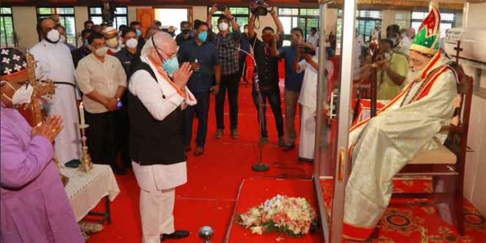മാര് ക്രിസോസ്റ്റം വലിയ മെത്രാപ്പൊലീത്തയ്ക്ക് അന്തിമോപചാരം അര്പ്പിച്ച് ഗവര്ണര് ആരിഫ് മുഹമ്മദ് ഖാന് മാര് ക്രിസോസ്റ്റം വലിയ മെത്രാപ്പൊലീത്തയ്ക്ക് അന്തിമോപചാരം അര്പ്പിച്ച് ഗവര്ണര് ആരിഫ് മുഹമ്മദ് ഖാന്