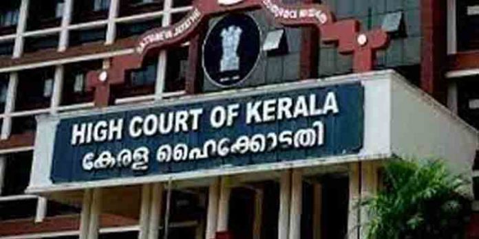 500 ലേറെ പേരെ പങ്കെടുപ്പിച്ച് സത്യപ്രതിജ്ഞ നടത്താനുള്ള തീരുമാനത്തില് സര്ക്കാരിന്റെ വിശദീകരണം തേടി ഹൈക്കോടതി 500 ലേറെ പേരെ പങ്കെടുപ്പിച്ച് സത്യപ്രതിജ്ഞ നടത്താനുള്ള തീരുമാനത്തില് സര്ക്കാരിന്റെ വിശദീകരണം തേടി ഹൈക്കോടതി