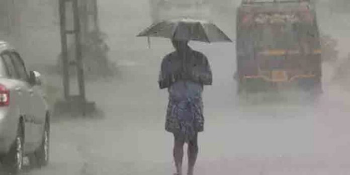 ബംഗാള് ഉള്ക്കടലിലെ ന്യൂനമര്ദം : കേരളത്തില് കനത്ത മഴയ്ക്ക് സാധ്യത ബംഗാള് ഉള്ക്കടലിലെ ന്യൂനമര്ദം : കേരളത്തില് കനത്ത മഴയ്ക്ക് സാധ്യത
