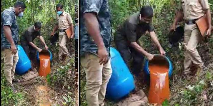 തണ്ണിത്തോട്ടിൽ നിന്ന് കോടയും വാറ്റുപകരണങ്ങളും പിടിച്ചെടുത്തു തണ്ണിത്തോട്ടിൽ നിന്ന് കോടയും വാറ്റുപകരണങ്ങളും പിടിച്ചെടുത്തു