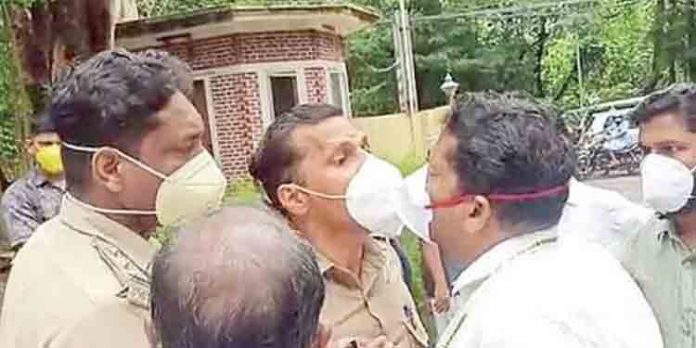 വാക്സിന് വിതരണത്തെ ചൊല്ലി തൃക്കാക്കരയില് പോലീസും ജനപ്രതിനിധികളുമായി സംഘര്ഷം വാക്സിന് വിതരണത്തെ ചൊല്ലി തൃക്കാക്കരയില് പോലീസും ജനപ്രതിനിധികളുമായി സംഘര്ഷം