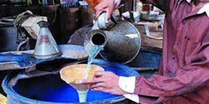കൊവിഡ് ബാധിച്ച് 21 റേഷന് വ്യാപാരികള് മരിച്ചു ; റേഷന് കടകള് ഒരുദിവസം അടച്ചിട്ട് ബലിദിനം ആചരിക്കുമെന്ന് റേഷന് വ്യാപാരികള് കൊവിഡ് ബാധിച്ച് 21 റേഷന് വ്യാപാരികള് മരിച്ചു ; റേഷന് കടകള് ഒരുദിവസം അടച്ചിട്ട് ബലിദിനം ആചരിക്കുമെന്ന് റേഷന് വ്യാപാരികള്