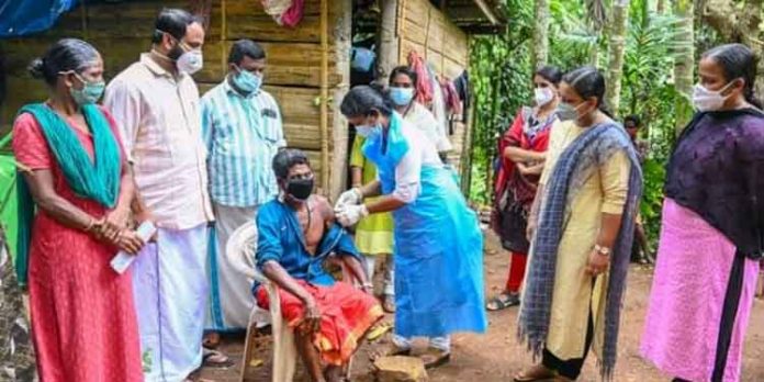 ആവണിപ്പാറ കോളനിയിൽ കോവിഷീൽഡ് വാക്സിൻ വിതരണം ചെയ്തു ആവണിപ്പാറ കോളനിയിൽ കോവിഷീൽഡ് വാക്സിൻ വിതരണം ചെയ്തു