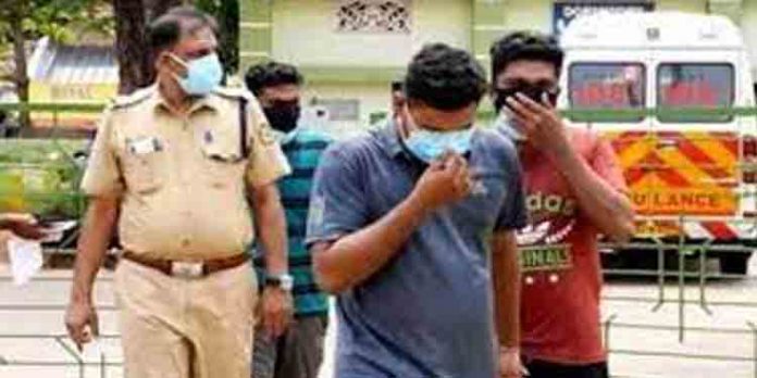 ഷുക്കൂറിന്റെ കോഴിക്കൂട്ടില് 8 ലക്ഷം ; ബിജെപിയുടെ ഇലക്ഷന് ഫണ്ട് കുഴല്പ്പണ കേസില് പിടികൂടിയത് 75 ലക്ഷം ഷുക്കൂറിന്റെ കോഴിക്കൂട്ടില് 8 ലക്ഷം ; ബിജെപിയുടെ ഇലക്ഷന് ഫണ്ട് കുഴല്പ്പണ കേസില് പിടികൂടിയത് 75 ലക്ഷം
