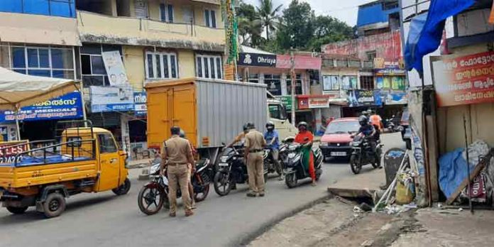 ലോക്ഡൌൺ നിയന്ത്രണങ്ങൾക്കിടയിലും കോന്നിയിൽ തിരക്ക് ലോക്ഡൌൺ നിയന്ത്രണങ്ങൾക്കിടയിലും കോന്നിയിൽ തിരക്ക്