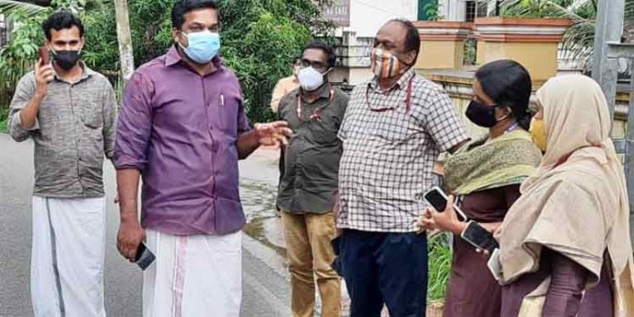 കോന്നി മുതല് ആനക്കൂട് വരെയുള്ള ഭാഗത്ത് റോഡ് ഉയര്ത്തി പുനര്നിര്മിക്കുന്നു കോന്നി മുതല് ആനക്കൂട് വരെയുള്ള ഭാഗത്ത് റോഡ് ഉയര്ത്തി പുനര്നിര്മിക്കുന്നു