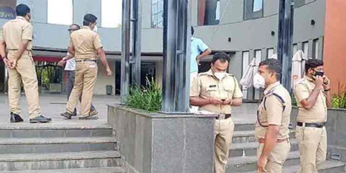 കോഴിക്കോട് നഗരത്തില്19 ലക്ഷത്തിലധികം രൂപയുടെ കുഴല്പ്പണവുമായി മൂന്ന് യുവാക്കള് പിടിയില് കോഴിക്കോട് നഗരത്തില്19 ലക്ഷത്തിലധികം രൂപയുടെ കുഴല്പ്പണവുമായി മൂന്ന് യുവാക്കള് പിടിയില്