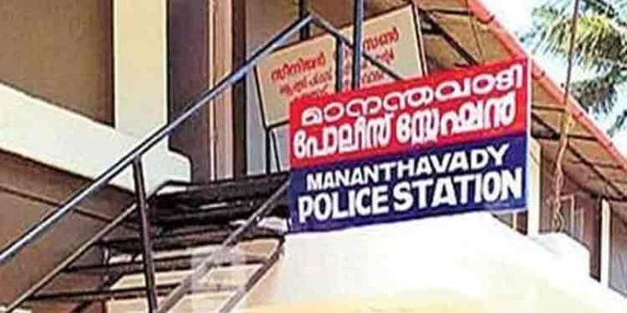 കാക്കിയിട്ടാല് കണ്ണു കാണാത്ത ഏമ്മാന് …. മാനന്തവാടി പോലീസ് സ്റ്റേഷന് ഹൗസ് ഓഫിസര്ക്ക് എതിരെ വീണ്ടും പരാതി കാക്കിയിട്ടാല് കണ്ണു കാണാത്ത ഏമ്മാന് …. മാനന്തവാടി പോലീസ് സ്റ്റേഷന് ഹൗസ് ഓഫിസര്ക്ക് എതിരെ വീണ്ടും പരാതി