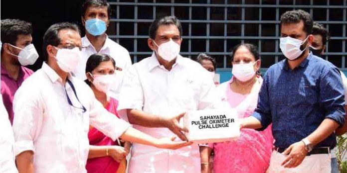 “സഹായത”യുടെ കൈത്താങ്ങ് ; നല്ലാനിക്കുന്ന് പ്രാഥമികാരോഗ്യ കേന്ദ്രത്തിന് 14 പള്സ് ഓക്സി മീറ്ററുകൾ നല്കി “സഹായത”യുടെ കൈത്താങ്ങ് ; നല്ലാനിക്കുന്ന് പ്രാഥമികാരോഗ്യ കേന്ദ്രത്തിന് 14 പള്സ് ഓക്സി മീറ്ററുകൾ നല്കി
