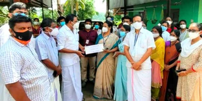 സഹായത – യുടെ പൾസ് ഓക്സി മീറ്റർ ചലഞ്ച് ; ഇലന്തൂർ പ്രാഥമിക ആരോഗ്യ കേന്ദ്രത്തിന് 13 പൾസ് ഓക്സിമീറ്ററുകള് കൈമാറി സഹായത – യുടെ പൾസ് ഓക്സി മീറ്റർ ചലഞ്ച് ; ഇലന്തൂർ പ്രാഥമിക ആരോഗ്യ കേന്ദ്രത്തിന് 13 പൾസ് ഓക്സിമീറ്ററുകള് കൈമാറി