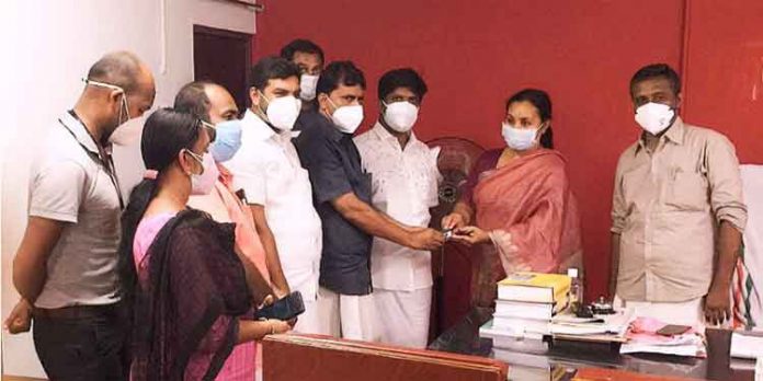 ചെയർമാന്റെ ഓക്സിമീറ്റർ ചലഞ്ച് ; പത്തനംതിട്ട നഗരസഭയിലെ 32 വാർഡുകളിലും ജാഗ്രതാ സമിതികൾക്ക് ഓക്സിമീറ്റർ ചെയർമാന്റെ ഓക്സിമീറ്റർ ചലഞ്ച് ; പത്തനംതിട്ട നഗരസഭയിലെ 32 വാർഡുകളിലും ജാഗ്രതാ സമിതികൾക്ക് ഓക്സിമീറ്റർ