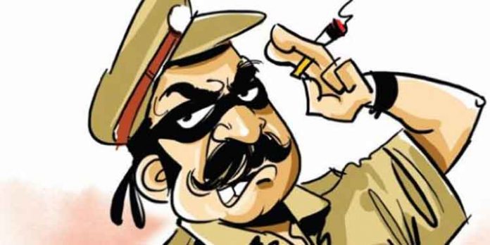 പോലീസ് ഏമ്മാന് സുഖിച്ചില്ല ; മെഡിക്കൽ കോളജിലേക്ക് കാൻസർ രോഗികളെയും ആരോഗ്യ പ്രവർത്തകരെയും കൊണ്ടുപോയ ബസ് തടഞ്ഞ് തിരിച്ചയച്ചു പോലീസ് ഏമ്മാന് സുഖിച്ചില്ല ; മെഡിക്കൽ കോളജിലേക്ക് കാൻസർ രോഗികളെയും ആരോഗ്യ പ്രവർത്തകരെയും കൊണ്ടുപോയ ബസ് തടഞ്ഞ് തിരിച്ചയച്ചു