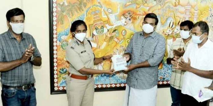 പോലീസ് ഉദ്യോഗസ്ഥര്ക്ക് കോവിഡ് പ്രതിരോധ കിറ്റുമായി പോലീസ് സൊസൈറ്റി പോലീസ് ഉദ്യോഗസ്ഥര്ക്ക് കോവിഡ് പ്രതിരോധ കിറ്റുമായി പോലീസ് സൊസൈറ്റി