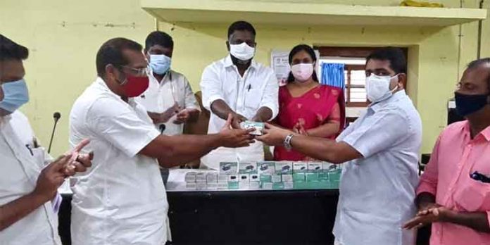 അടൂരില് പള്സ് ഓക്സീമീറ്ററുകള് വിതരണം ചെയ്തു അടൂരില് പള്സ് ഓക്സീമീറ്ററുകള് വിതരണം ചെയ്തു