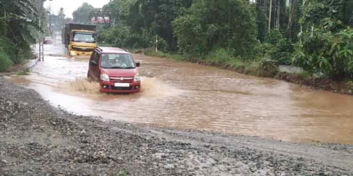 പമ്പാ നദിയില് ജലനിരപ്പ് ഉയര്ന്നു ; റാന്നിയില് ഗതാഗതം ഭാഗികമായി തടസ്സപ്പെട്ടു പമ്പാ നദിയില് ജലനിരപ്പ് ഉയര്ന്നു ; റാന്നിയില് ഗതാഗതം ഭാഗികമായി തടസ്സപ്പെട്ടു