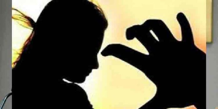 പതിനാല് വയസ്സുകാരിയെ മൂന്ന് യുവാക്കള് ചേര്ന്ന് കൂട്ടബലാല്സംഗം ചെയ്തു പതിനാല് വയസ്സുകാരിയെ മൂന്ന് യുവാക്കള് ചേര്ന്ന് കൂട്ടബലാല്സംഗം ചെയ്തു