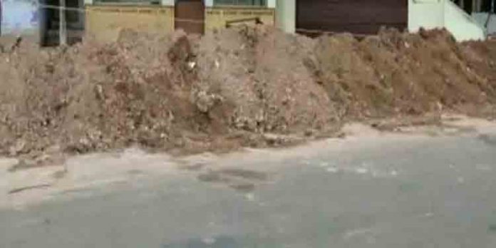 കേരള പോലീസ് തിരുവനന്തപുരത്ത് കേരള-തമിഴ്നാട് അതിര്ത്തി റോഡ് അടച്ചു കേരള പോലീസ് തിരുവനന്തപുരത്ത് കേരള-തമിഴ്നാട് അതിര്ത്തി റോഡ് അടച്ചു