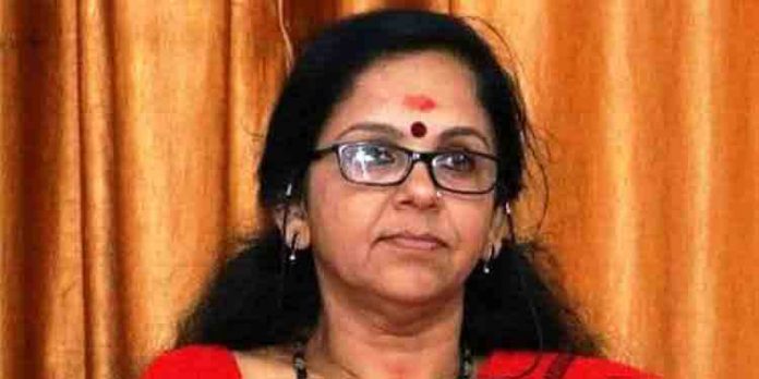 സത്യപ്രതിജ്ഞാ ചടങ്ങിനെതിരെ രൂക്ഷ വിമര്ശനവുമായി എഴുത്തുകാരി ശാരദക്കുട്ടി സത്യപ്രതിജ്ഞാ ചടങ്ങിനെതിരെ രൂക്ഷ വിമര്ശനവുമായി എഴുത്തുകാരി ശാരദക്കുട്ടി
