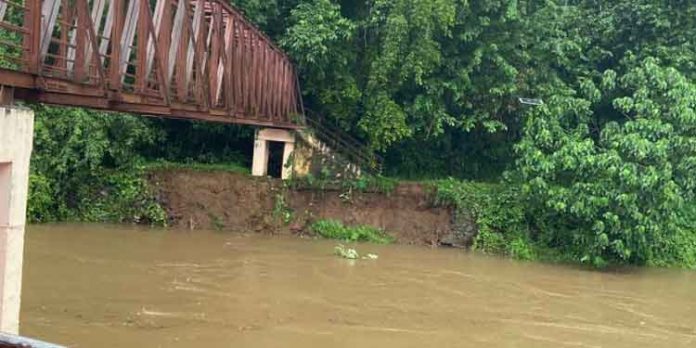 വലഞ്ചുഴി നടപ്പാലത്തിന്റെ സമീപം നദിയുടെ സംരക്ഷണഭിത്തി ഇടിഞ്ഞു വലഞ്ചുഴി നടപ്പാലത്തിന്റെ സമീപം നദിയുടെ സംരക്ഷണഭിത്തി ഇടിഞ്ഞു