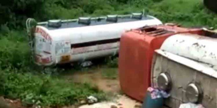 റോഡ് ഇടിഞ്ഞ് ടാങ്കര് ലോറി മറിഞ്ഞു ; ഡ്രൈവര് പരുക്കുകളോടെ രക്ഷപെട്ടു റോഡ് ഇടിഞ്ഞ് ടാങ്കര് ലോറി മറിഞ്ഞു ; ഡ്രൈവര് പരുക്കുകളോടെ രക്ഷപെട്ടു