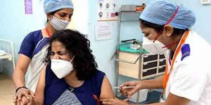 കോവിഡ് വാക്സിനേഷന് ; സംസ്ഥാനങ്ങള്ക്ക് പുതിയ മാര്ഗ്ഗനിര്ദ്ദേശങ്ങളുമായി കേന്ദ്ര ആരോഗ്യ മന്ത്രാലയം കോവിഡ് വാക്സിനേഷന് ; സംസ്ഥാനങ്ങള്ക്ക് പുതിയ മാര്ഗ്ഗനിര്ദ്ദേശങ്ങളുമായി കേന്ദ്ര ആരോഗ്യ മന്ത്രാലയം