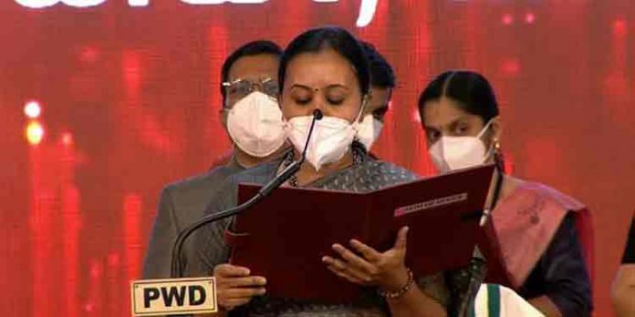 പിണറായി മന്ത്രിസഭയിലെ അവസാന അംഗമായി വീണ ജോര്ജും സത്യപ്രതിജ്ഞ ചെയ്തു പിണറായി മന്ത്രിസഭയിലെ അവസാന അംഗമായി വീണ ജോര്ജും സത്യപ്രതിജ്ഞ ചെയ്തു