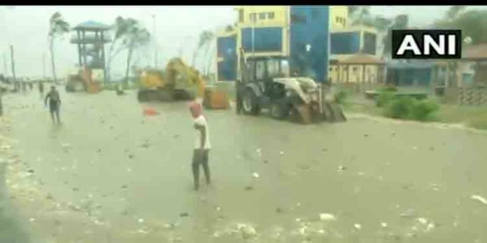 യാസ് ചുഴലിക്കാറ്റ് കര തൊട്ടു : 20 ലക്ഷം പേരെ സുരക്ഷിത സ്ഥാനത്തേക്ക് മാറ്റി ; തീരത്തുള്ളവര്ക്ക് ജാഗ്രതാനിര്ദേശം യാസ് ചുഴലിക്കാറ്റ് കര തൊട്ടു : 20 ലക്ഷം പേരെ സുരക്ഷിത സ്ഥാനത്തേക്ക് മാറ്റി ; തീരത്തുള്ളവര്ക്ക് ജാഗ്രതാനിര്ദേശം